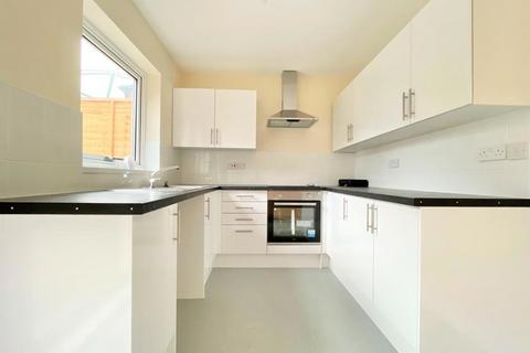 3 bedroom terraced house to rent, Serjeants Green, Neath Hill