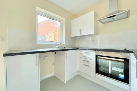 3 bedroom terraced house to rent, Serjeants Green, Neath Hill