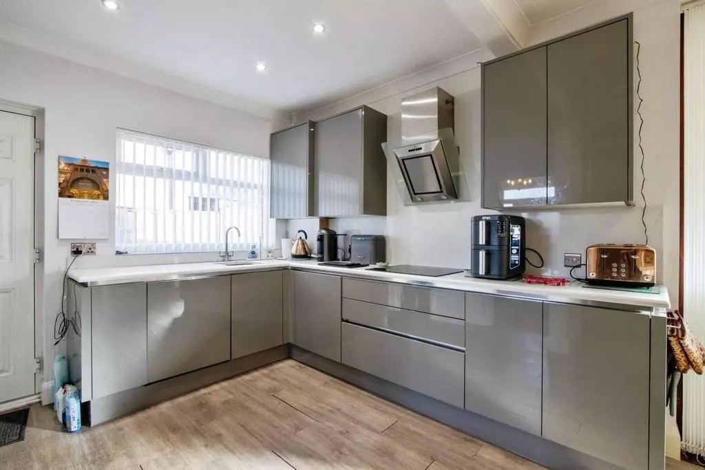 3 bedroom semi-detached house for sale - Photo 11