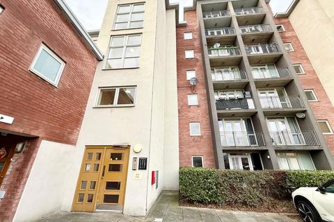2 bedroom flat to rent, North Side, Gateshead NE8