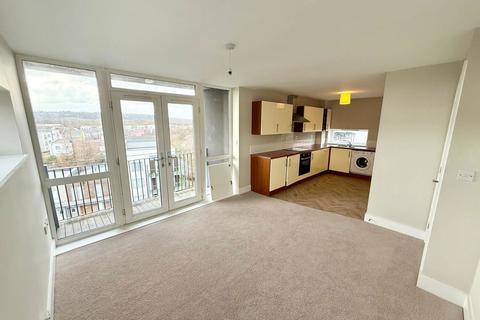 2 bedroom flat to rent, North Side, Gateshead NE8