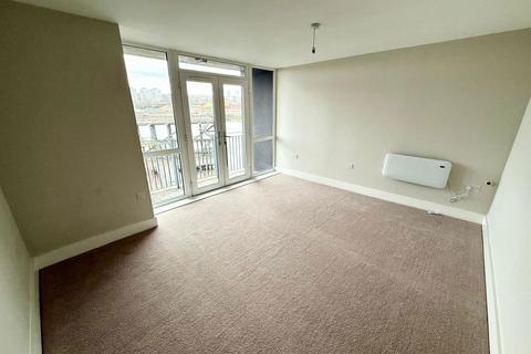 2 bedroom flat to rent, North Side, Gateshead NE8