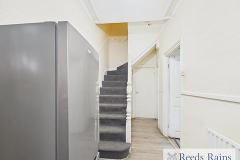3 bedroom terraced house to rent, Westwood Road, Ilford IG3
