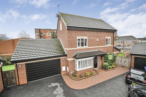 3 bedroom detached house for sale, Millside Close, Leigh