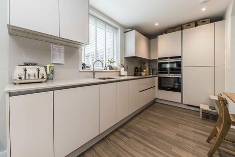 3 bedroom semi-detached house to rent, Davenant Way, London W3