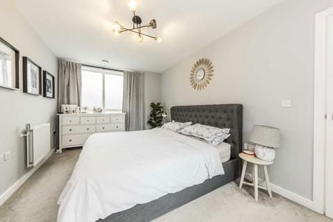 3 bedroom semi-detached house to rent, Davenant Way, London W3