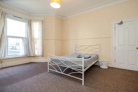 1 bedroom in a house share to rent, May Terrace, Devon PL4