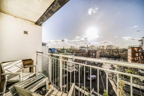 Holland Gardens, Brentford TW8