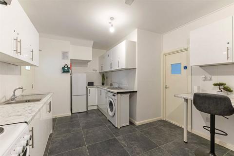 6 bedroom semi-detached house to rent, Radcliffe Road, Harrow, London, HA3