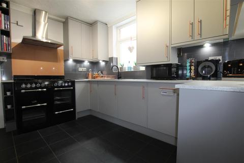 3 bedroom terraced house to rent, The Crescent, Eastleigh