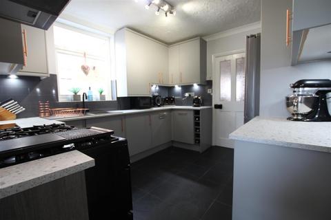 3 bedroom terraced house to rent, The Crescent, Eastleigh