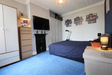 3 bedroom terraced house to rent, The Crescent, Eastleigh
