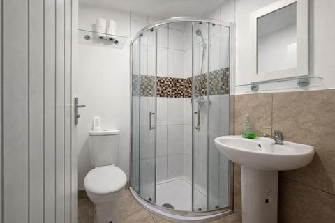 Studio to rent, 45 Kempsford Gardens, Earls Court SW5