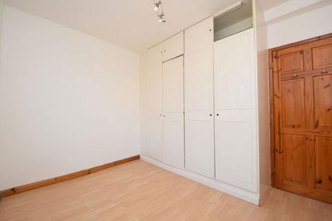 2 bedroom flat for sale, Shaftesbury Circle, South Harrow, Harrow, Middlesex, HA2 0AT