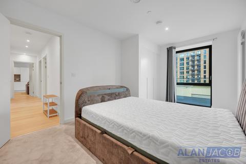 3 bedroom terraced house to rent, George Everest, London E16