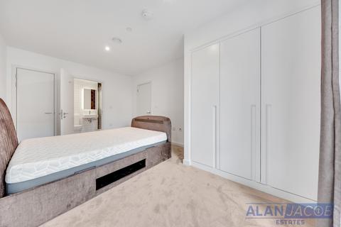 3 bedroom terraced house to rent, George Everest, London E16