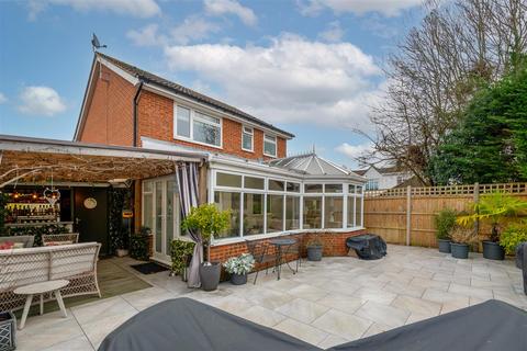 3 bedroom detached house for sale, Staffords Place, Horley