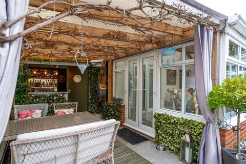 3 bedroom detached house for sale, Staffords Place, Horley