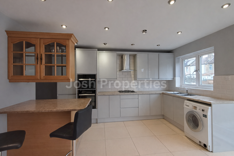 4 bedroom terraced house to rent, Lowbrook Road, Ilford IG1