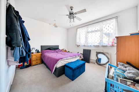 3 bedroom semi-detached house for sale, Chedworth Crescent, Hampshire PO6