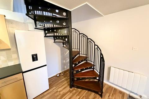 1 bedroom terraced house to rent, Pippins Court, Ashford TW15