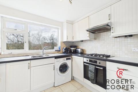 2 bedroom maisonette to rent, Cedar Avenue, Ruislip, HA4