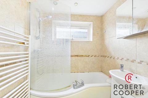 2 bedroom maisonette to rent, Cedar Avenue, Ruislip, HA4