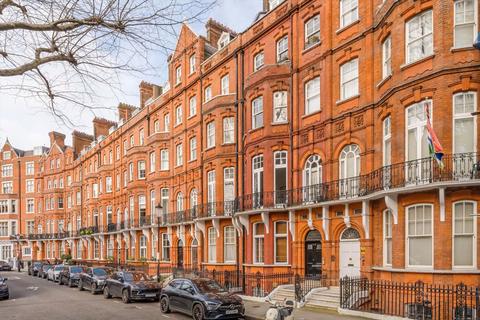 Studio to rent, Kensington Court, London W8