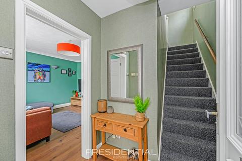 2 bedroom end of terrace house for sale, Honeycroft, Loughton IG10