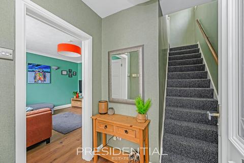 2 bedroom end of terrace house for sale, Honeycroft, Loughton IG10