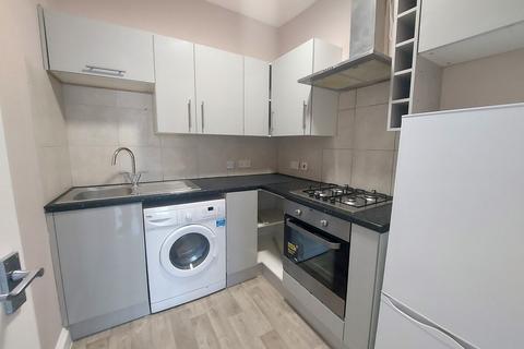 Studio to rent, Redbridge, Essex, IG4
