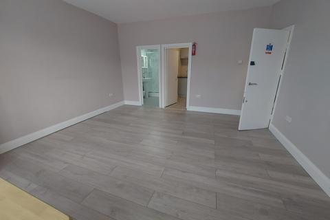 Studio to rent, Redbridge, Essex, IG4