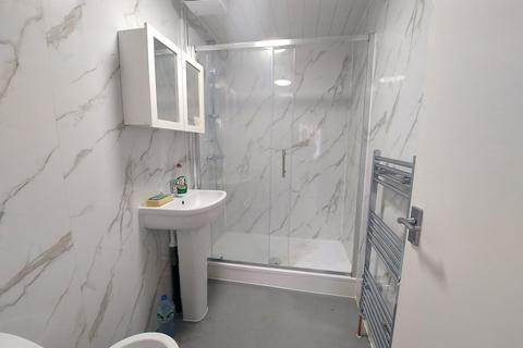 Studio to rent, Redbridge, Essex, IG4