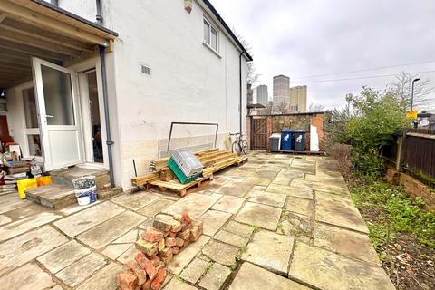 3 bedroom detached house to rent, Acton
