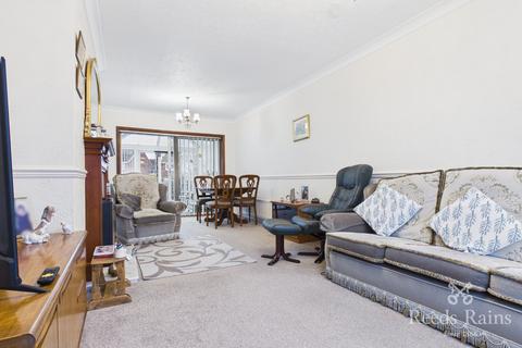 3 bedroom semi-detached house for sale, Frensham Drive, West Yorkshire WF10
