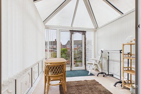 3 bedroom semi-detached house for sale, Frensham Drive, West Yorkshire WF10