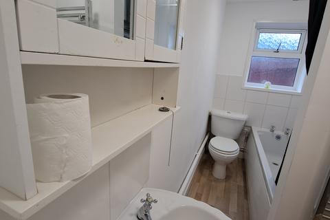 3 bedroom terraced house to rent, Alma Street, Gosport PO12