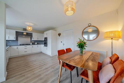 4 bedroom detached house for sale, Challenor Way, Whitchurch.