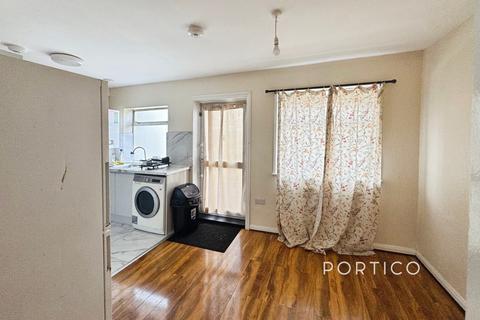 3 bedroom terraced house to rent, Kempton Road, E6