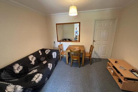 3 bedroom flat to rent, Venneit Close, Oxford