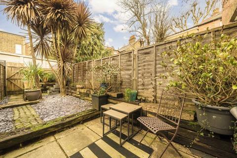 2 bedroom flat for sale, Newton Avenue, London W3