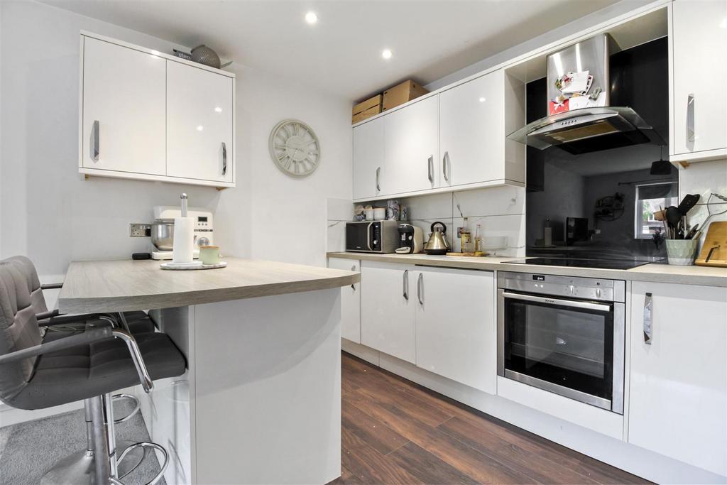 Woodsdale Court, 6 07.JPG