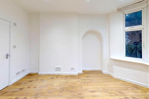 2 bedroom flat to rent, Corringham Road,, London, NW11