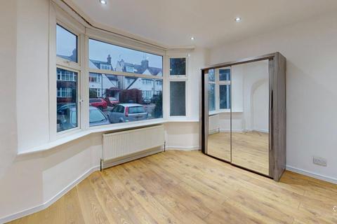2 bedroom flat to rent, Corringham Road,, London, NW11