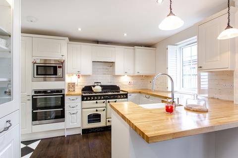 4 bedroom detached house to rent, Griffiths Close Bushey WD23