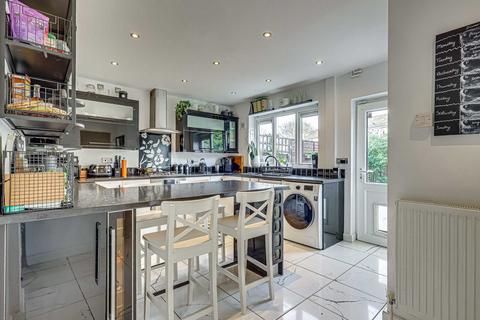 3 bedroom terraced house for sale, Manchester Drive, Leigh-on-sea, SS9