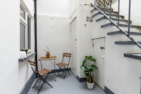 1 bedroom flat for sale, Albion Parade, London, N16