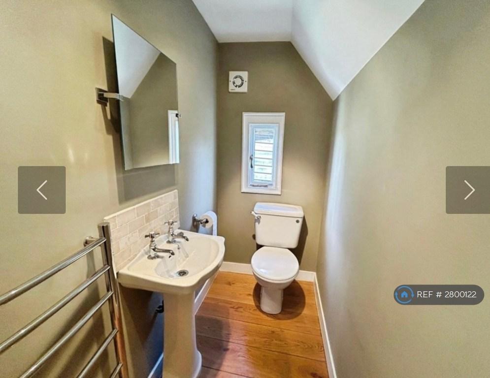 Downstairs Toilet/ Cloakroom