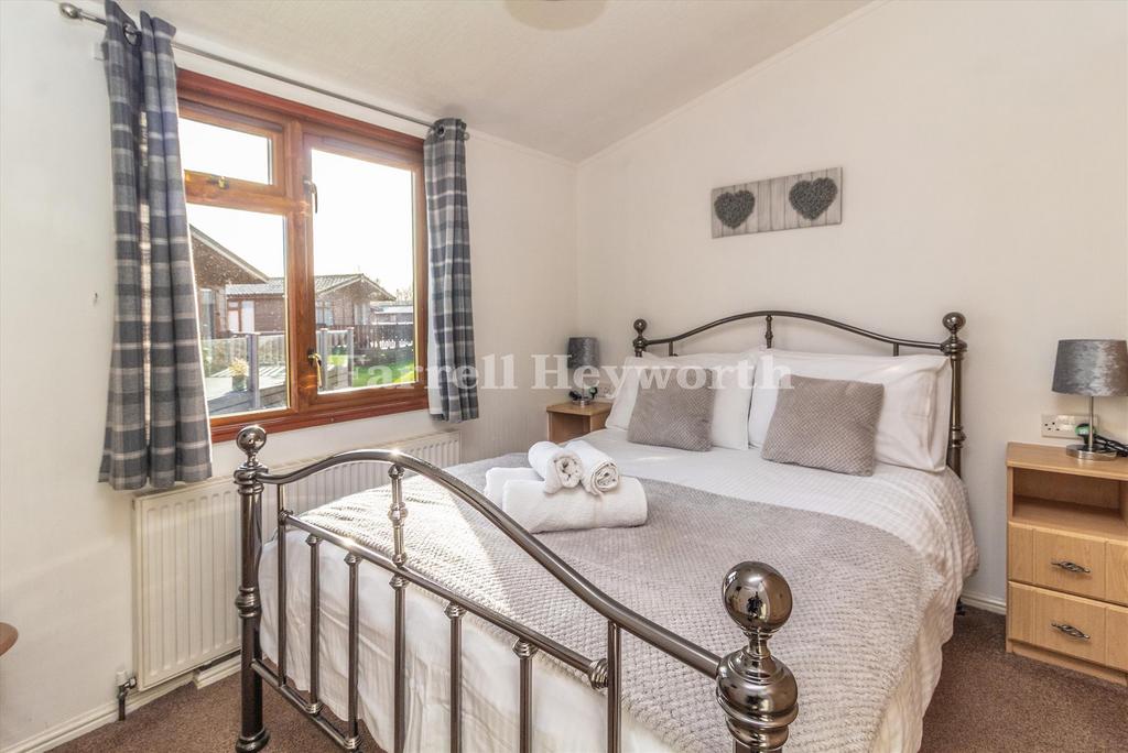 Bedroom 1 image 3