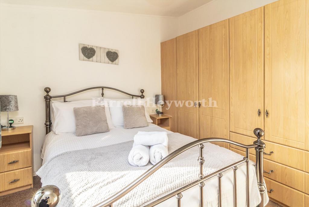 Bedroom 1 image 2
